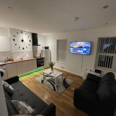 Central Serviced Apartments - Two Bedroom Apartment Cardiff Esterno foto
