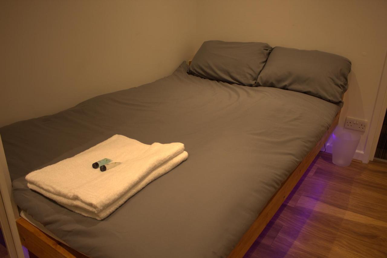 Central Serviced Apartments - Two Bedroom Apartment Cardiff Esterno foto